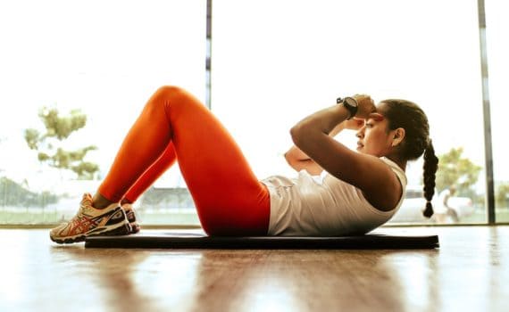 woman doing sit ups - healthy resolutions